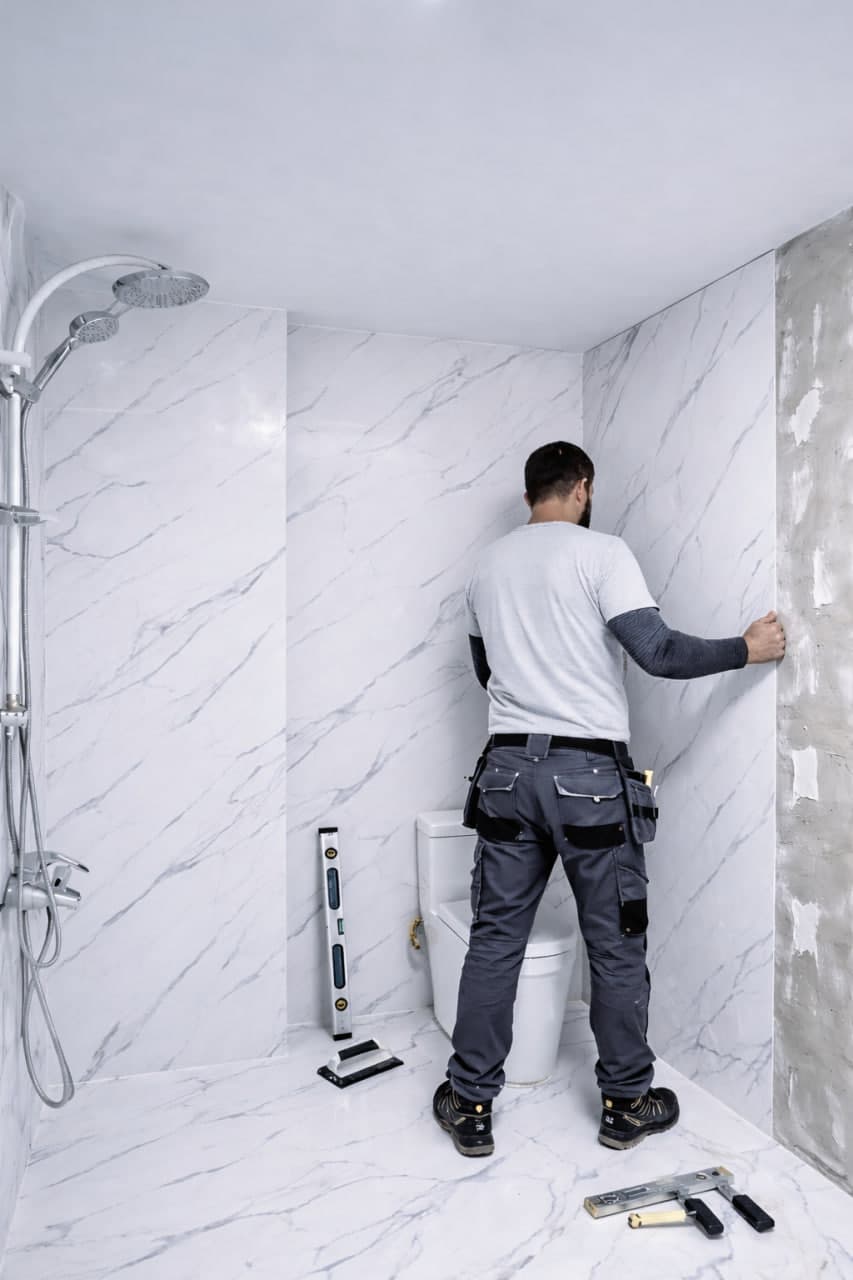 Inštalácia PVC panelov s mramorovým efektom bez búrania v kúpeľni